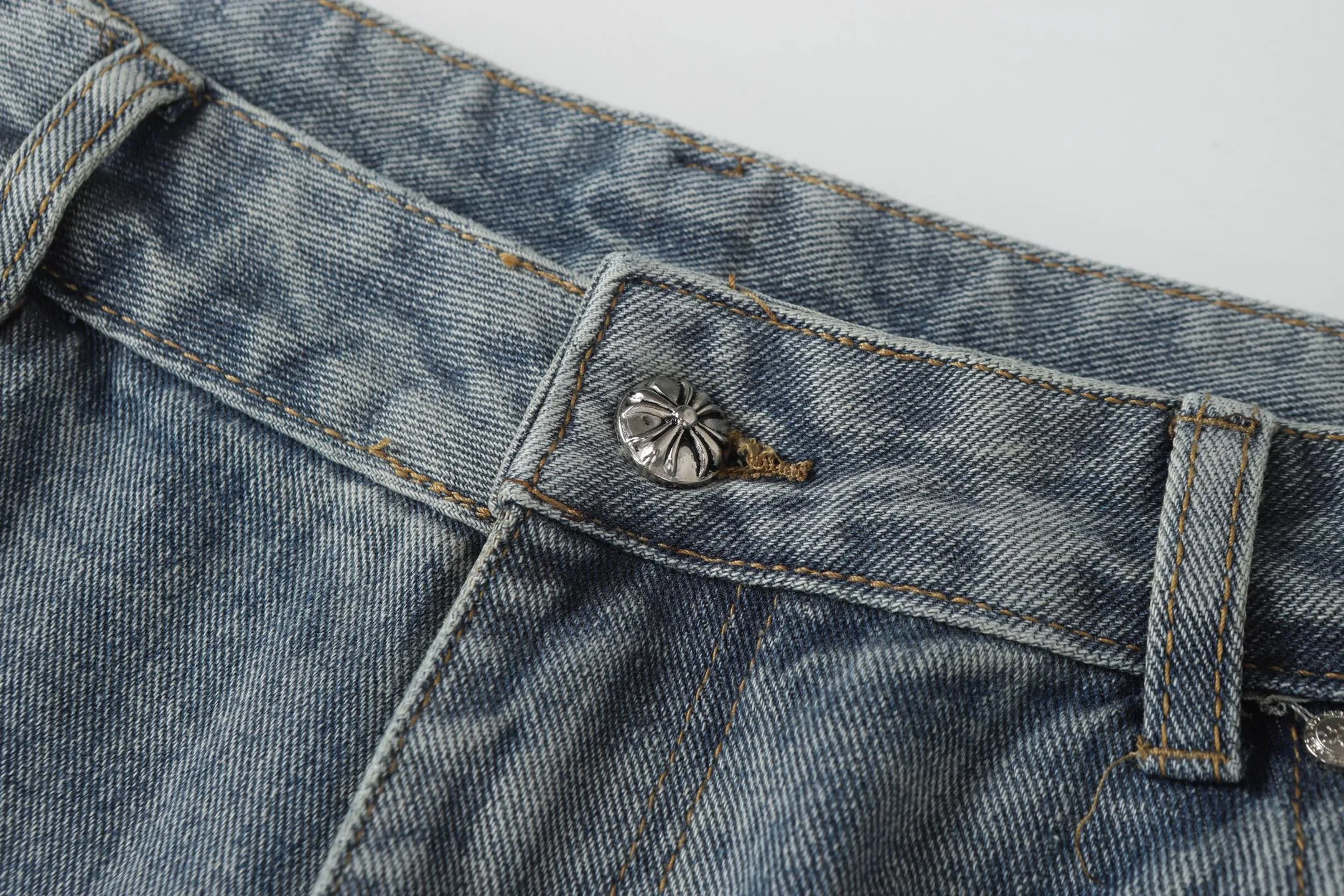 P260 Cross-border model, please do not place an order if you are pursuing quality - Chrome Hearts/Chrome Hearts Cross ✝️ Inlaid embroidered washed jeans, trousers and casual pants - High weight, high density and high quality. The wool is soft, delicate and skin-friendly. It feels soft and silky. It has excellent warmth and skin-friendly properties. - Customized weaving and dyeing, no color difference. No matter the fabric or workmanship details, it beats the ordinary version on the market - Hardware zipper accessories are all customized, full of details -Colour: washed blue -Size: 28 30 32 34 36